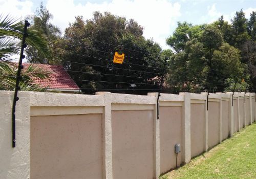 To Keep Your Animals Safe And To Keep Out Predators Install An Electric Fence In Your Yeard In Minnesota And Surround Electric Fence Security Fence Electricity